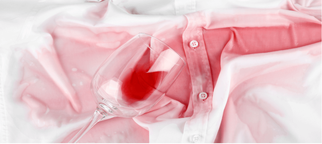 Plamy po winie - jak sprać czerwone wino?