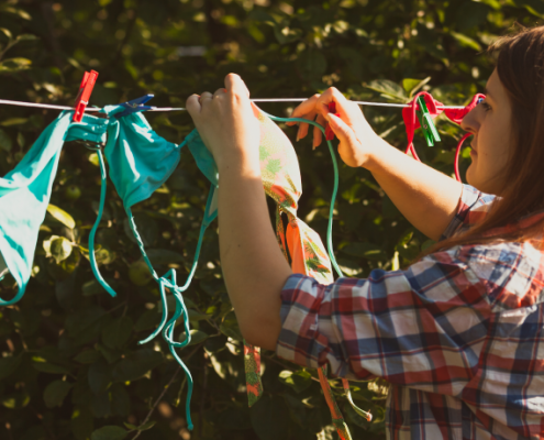 Jak prać strój kąpielowy latem? Sprawdź skuteczne pranie stroju kąpielowego.